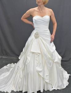 lot 43 image: WEDDING DRESS IN DESIGN AND COLOR AS SHOWN. SIZE 10