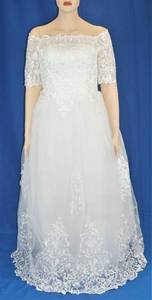 lot 44 image: WEDDING DRESS IN DESIGN AND STYLE AS SHOWN. SIZE 26
