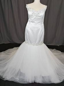 lot 75 image: LOT OF 2 WEDDING DRESS IN DESIGN AND COLOR AS SHOWN. SIZE 26 AND 30 (SOLD 2 X THE MONEY)