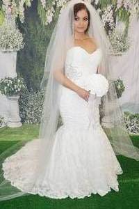 lot 76 image: WEDDING DRESS IN DESIGN AND COLOR AS SHOWN. SIZE 6