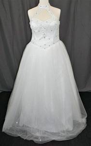 lot 85 image: WEDDING DRESSS IN DESIGN AND COLOR AS SHOWN. SIZE 26