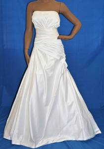 lot 87 image: WEDDING DRESS IN DESIGN AND COLOR AS SHOWN. SIZE 22.