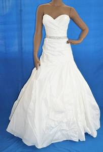 lot 108 image: WEDDING DRESS IN DESIGN AND STYLE AS SHOWN. SIZE 8