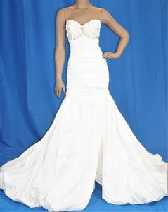 lot 279 image: WEDDING DRESS IN DESIGN AND COLOR AS SHOWN. SIZE 6.