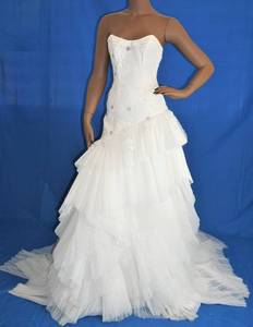 lot 284 image: WEDDING DRESS IN DESIGN AND COLOR AS SHOWN. SIZE 6.