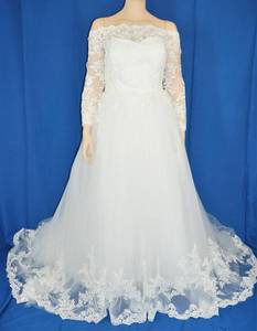 lot 326 image: WEDDING DRESS IN DESIGN AND COLOR AS SHOWN. SIZE 28.