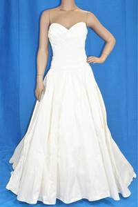 lot 335 image: WEDDING DRESS IN DESIGN AND COLOR AS SHOWN. SIZE 10.
