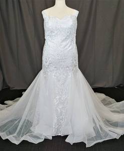lot 337 image: WEDDING DRESS IN DESIGN AND COLOR AS SHOWN. SIZE 28.