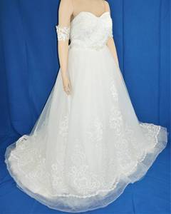 lot 347 image: WEDDING DRESS IN DESIGN AND COLOR AS SHOWN. SIZE 28.