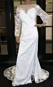 lot 350 image: WEDDING DRESS IN DESIGN AND COLOR AS SHOWN. SIZE 28.