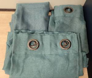 lot 159 image: LOT OF 3 CURTAIN PANELS IN STYLE AND COLOR SHOWN. (SOLD 3 X THE MONEY) APPROX. 55 W x 84.5 L.