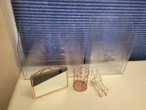 lot 255 image: CLEAR VERTICLE AND HORIZONTAL FILE FOLDER HOLDER AND DESK ACCESSORIES.