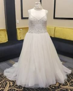 lot 259 image: WEDDING DRESS IN DESIGN AND COLOR AS SHOWN. SIZE 24.