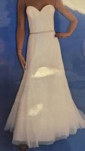 lot 106 image: WEDDING DRESS IN DESIGN AND COLOR AS SHOWN. SIZE 14