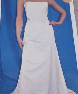lot 304 image: WEDDING DRESS IN DESIGN AND COLOR AS SHOWN. SIZE 14.