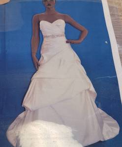 lot 315 image: WEDDING DRESS IN DESIGN AND COLOR AS SHOWN. SIZE 8.