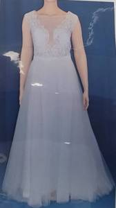 lot 317 image: WEDDING DRESS IN DESIGN AND COLOR AS SHOWN. SIZE 22.