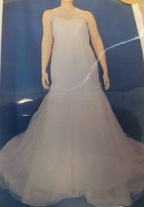 lot 318 image: WEDDING DRESS IN DESIGN AND COLOR AS SHOWN. SIZE 24.