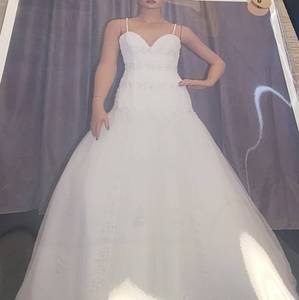 lot 325 image: WEDDING DRESS IN DESIGN AND COLOR AS SHOWN. SIZE 8.