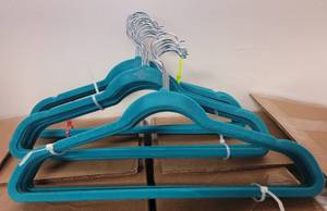 lot 511 image: LOT OF VELVET HANGERS IN COLORS AS SHOWN.