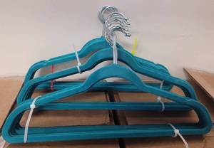 lot 512 image: LOT OF VELVET HANGERS IN COLORS AS SHOWN.