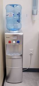 lot 519 image: COSTWAY WATER DISPENSER WITH BUILT IN ICE MAKER. MODEL EP23573 WITH WALL MOUNTED CUP DISPENSER.