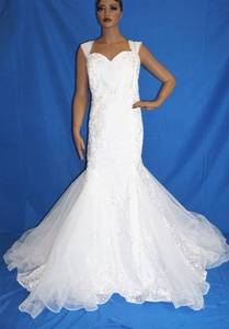 lot 23 image: WEDDING DRESS IN DESIGN AND COLOR AS SHOWN.