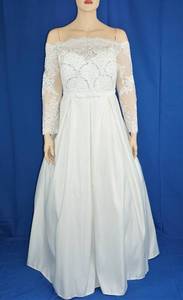 lot 46 image: WEDDING DRESS IN DESIGN AND COLOR AS SHOWN. SIZE 28.