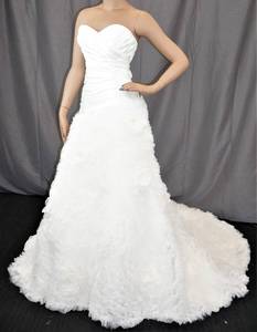 lot 71 image: WEDDING DRESS IN DESIGN AND COLOR AS SHOWN.