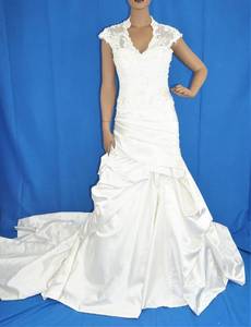 lot 72 image: WEDDING DRESS IN DESIGN AND COLOR AS SHOWN.