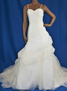 lot 81 image: WEDDING DRESS IN DESIGN AND COLOR AS SHOWN.