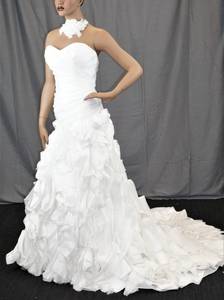 lot 82 image: WEDDING DRESS IN DESIGN AND COLOR AS SHOWN.