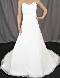lot 83 image: WEDDING DRESS IN DESIGN AND COLOR AS SHOWN.