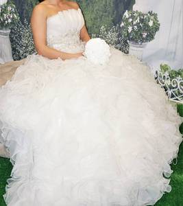 lot 105 image: WEDDING DRESS IN DESIGN AND COLOR AS SHOWN.