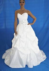 lot 361 image: WEDDING DRESS IN DESIGN AND COLOR AS SHOWN.