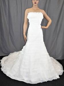 lot 370 image: WEDDING DRESS IN DESIGN AND COLOR AS SHOWN.