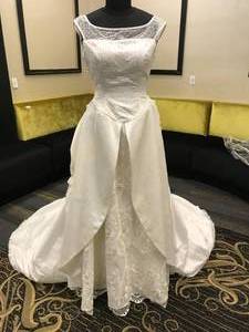 lot 446 image: WEDDING DRESS IN DESIGN AND COLOR AS SHOWN. SIZE 8.