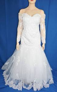 lot 452 image: WEDDING DRESS IN DESIGN AND COLOR AS SHOWN.