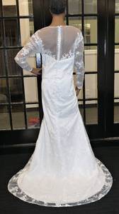 lot 453 image: WEDDING DRESS IN DESIGN AND COLOR AS SHOWN.