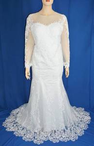 lot 455 image: WEDDING DRESS IN DESIGN AND COLOR AS SHOWN.