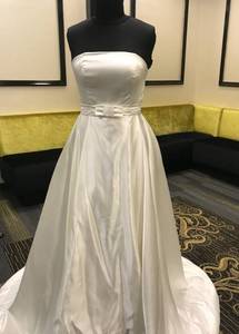 lot 457 image: WEDDING DRESS IN DESIGN AND COLOR AS SHOWN.