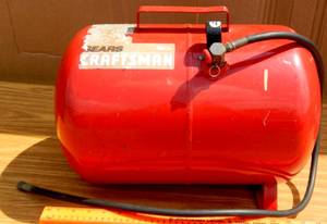 lot 4 image: CRAFTSMAN PORTABLE AIR TANK