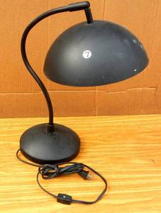 lot 7 image: NICE METAL TABLE LAMP IN GOOD WORKING ORDER