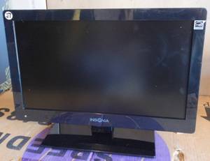 lot 27 image: 32 INCH FLAT SCREEN TV WITH HDMI  WORKS GREAT 