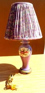 lot 45 image: STYLISH PLUM  PURPLE TABLE LAMP WITH SHADE - WORKS