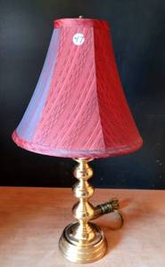 lot 47 image: CUTE GOLD TONE DESK LAMP WITH RED SHADE