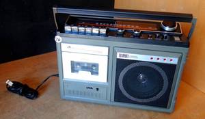 lot 76 image: VERY RARE & LIKE NEW  VINTAGE Readers Digest 7930 AMFM Radio, 8-Track & Cassette Recorder