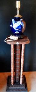 lot 90 image: UNIQUE WOOD AND WICKER VASE STAND WITH COLORFUL BLUE LAMP AS SHOWN