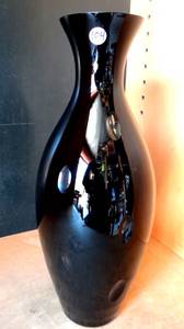 lot 104 image: LOVELY GLAZED BLACK TABLE VASE