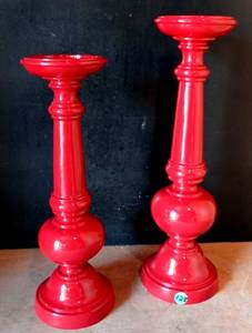 lot 128 image: NICE PAIR OF BRIGHT RED CANDLE STANDS